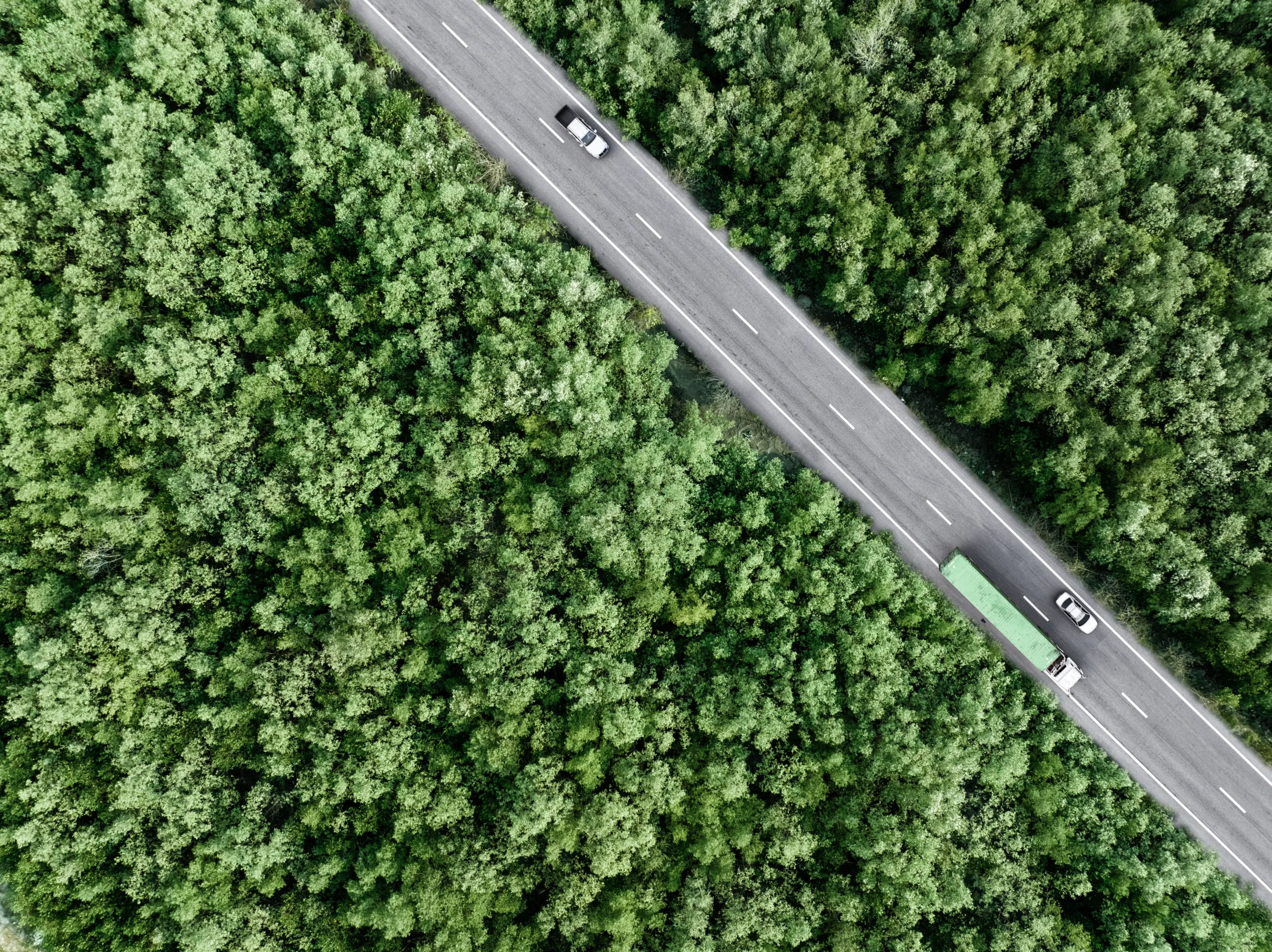 Transporte sostenible — vista aérea de carretera con camión y coche en entorno verde — Logistics Express